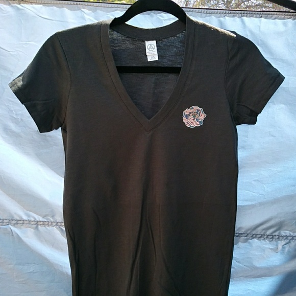 NWOT USA Rose V-Neck - Picture 3 of 3
